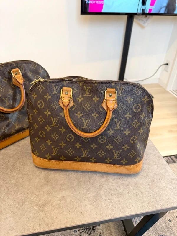 Photo produit Vinted sac avant, LV Alma sur table