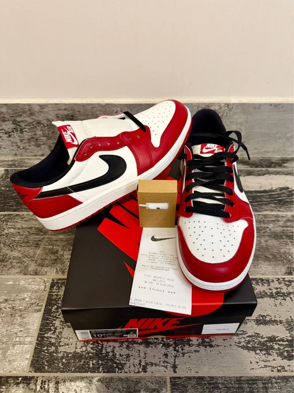 Photo produit Vinted sneakers avant — Jordan sur carrelage