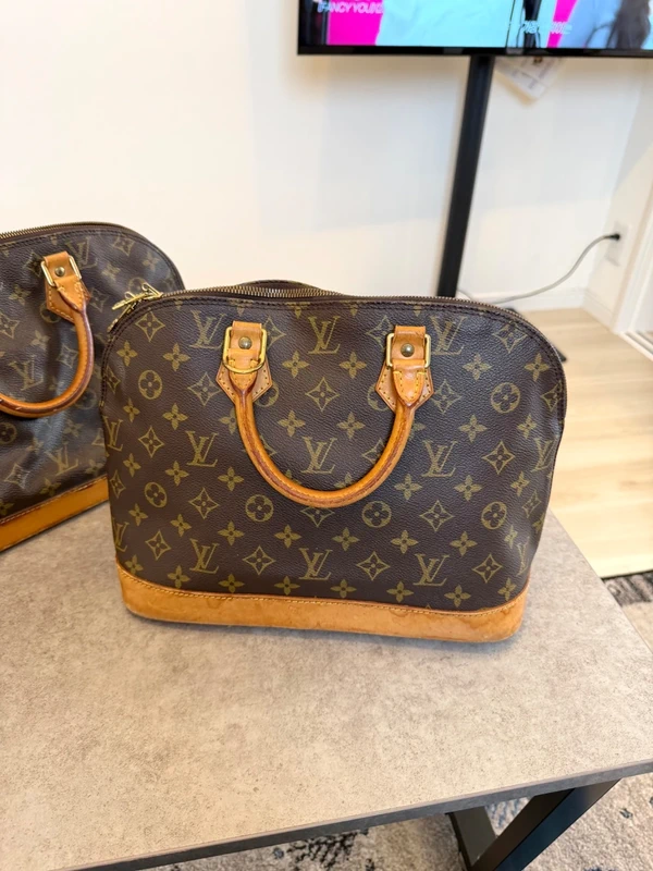 Photo produit Vinted sac avant — LV Alma sur table