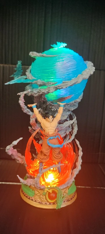 Photo produit Vinted figurine avant — Goku fond sombre