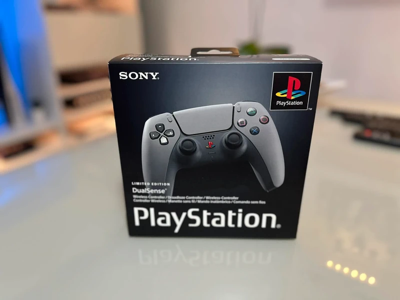 Photo produit Vinted tech avant — manette PS5 sur comptoir