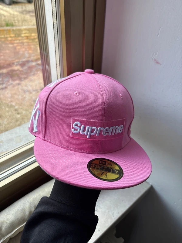 Photo produit Vinted accessoire avant — casquette Supreme main